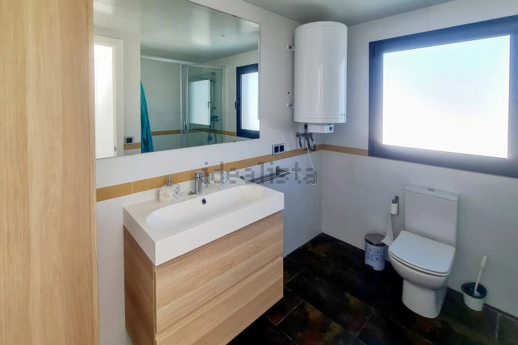 CASA MODERNA CON PISCINA Y GARAJE EN ZONA TRANQUILA