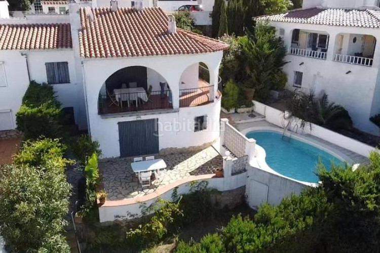Casa  en cala Montgó con piscina y vistas, a solo 180 m del mar en Escala (L´)