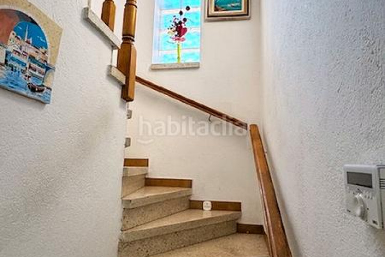 Casa  de 202m² con 5 dormitorios, 2 baños, 200m de la playa. en Escala (L´)