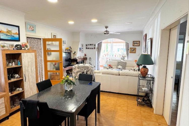 Casa  de 202m² con 5 dormitorios, 2 baños, 200m de la playa. en Escala (L´)