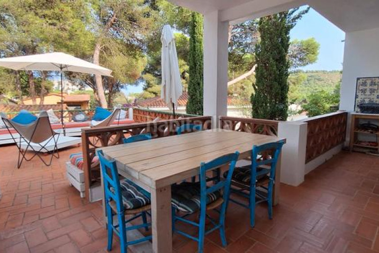Casa pareada espaciosa casa con jardín y jacuzzi, zona cala montgó en Escala (L´)