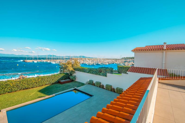 Casa en carrer ramon marquet 5 de lujo frente al mar en Escala (L´)