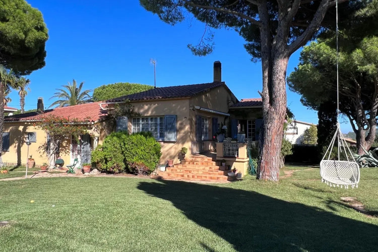CASA UNIFAMILIAR ESTIL PROVENÇAL A L'ALT EMPORDÀ
