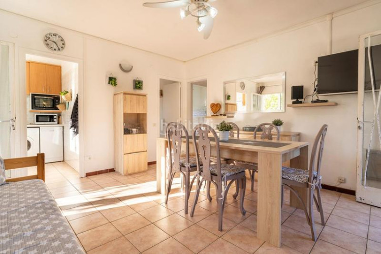 Piso  con 3 habitaciones situado zona montgó en Escala (L´)