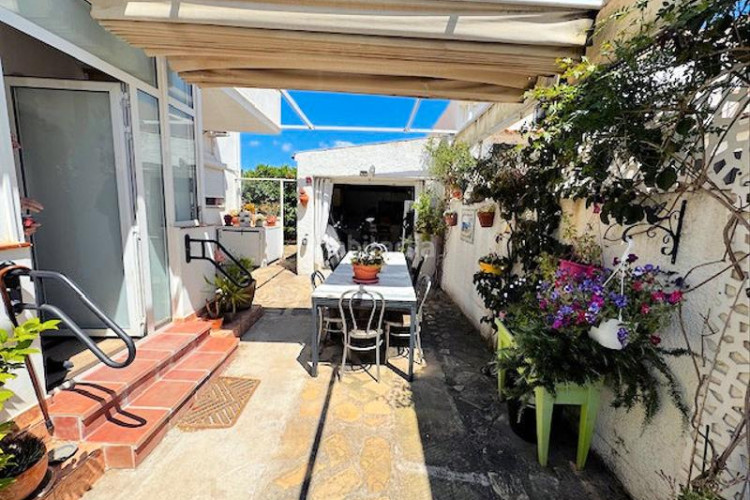 Casa  de 202m² con 5 dormitorios, 2 baños, 200m de la playa. en Escala (L´)