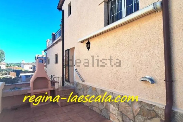 CON LICENCIA TURÍSTICA ! Una espaciosa casa, con mucha luz !