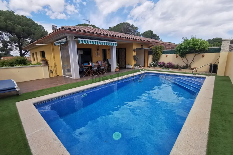 CASA UNIFAMILIAR CON PISCINA PRIVADA, GARAGE, MUY SOLEADA EN L'ESCALA