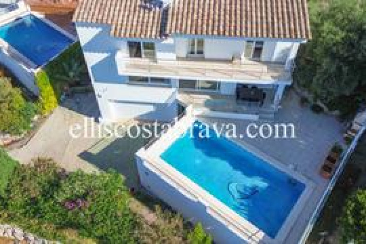 Casa fantástica propiedad con piscina privada y vistas al mar. en Escala (L´)