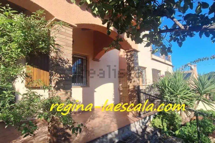 CON LICENCIA TURÍSTICA ! Una espaciosa casa, con mucha luz !