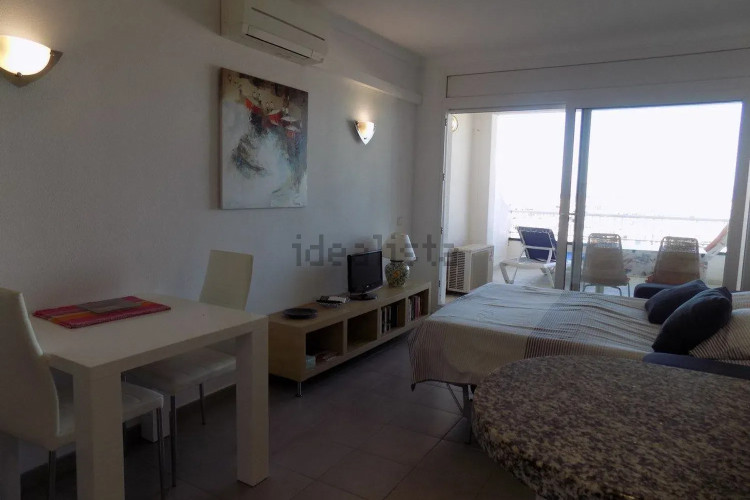 ESTUDIO A PRIMERA LINIA CON AMPLIA TERRAZA, GARAJE CERRADO Y PISCINA COMUNITARIA EN L'ESCALA