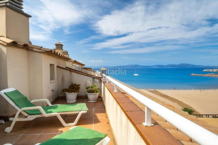 Ático exclusivo ático dúplex en primera línea de mar con vistas espectaculares en Escala (L´)