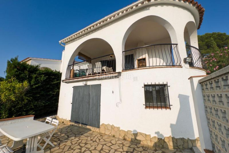 Casa  en cala Montgó con piscina, bonitas vistas y a sólo 180m del mar en Escala (L´)