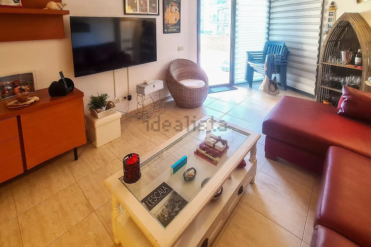 PISO EN PLANTA BAJA A 1 MINUTO DE LA PLAYA DE RIELLS Y DEL PUERTO ¡CON LICENCIA DE ALQUILER TURÍS