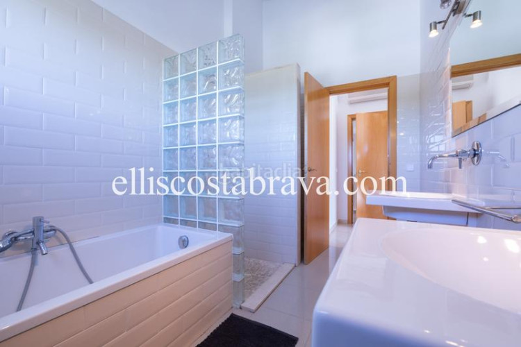 Casa fantástica propiedad con piscina privada y vistas al mar. en Escala (L´)