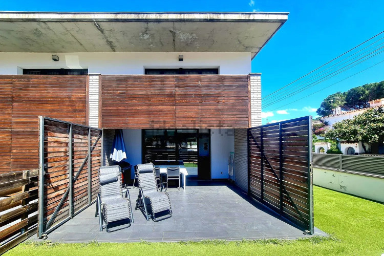 CASA MODERNA CON PISCINA Y GARAJE EN ZONA TRANQUILA