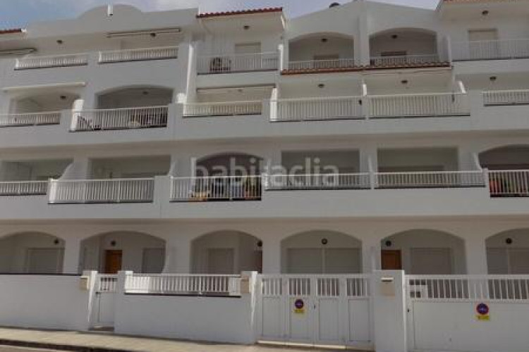 Estudio en carrer folch de cardona 4 estudio con vistas al mar, amplia terraza, piscina comunitaria y garaje privado cerrado en l'escala en Escala (L´)