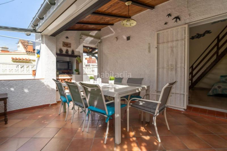 Casa  reformada situada cerca de los comercios en Escala (L´)