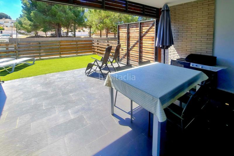 Casa adosada en carrer planasses 3 casa moderna con piscina y garaje en zona tranquila en Escala (L´)
