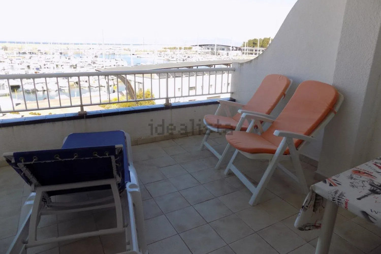 ESTUDIO A PRIMERA LINIA CON AMPLIA TERRAZA, GARAJE CERRADO Y PISCINA COMUNITARIA EN L'ESCALA