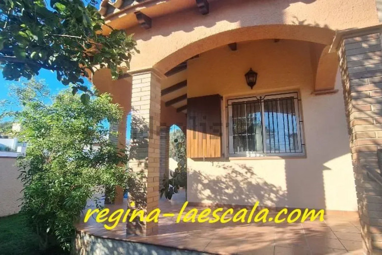 CON LICENCIA TURÍSTICA ! Una espaciosa casa, con mucha luz !