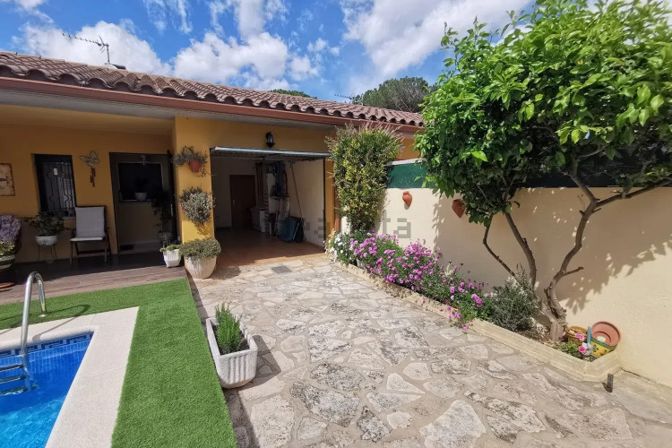 CASA UNIFAMILIAR CON PISCINA PRIVADA, GARAGE, MUY SOLEADA EN L'ESCALA
