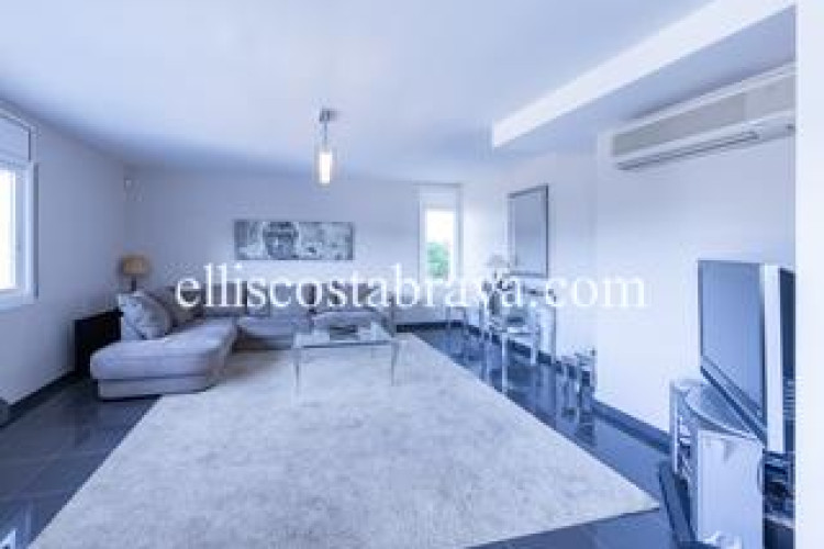 Casa fantástica propiedad con piscina privada y vistas al mar. en Escala (L´)