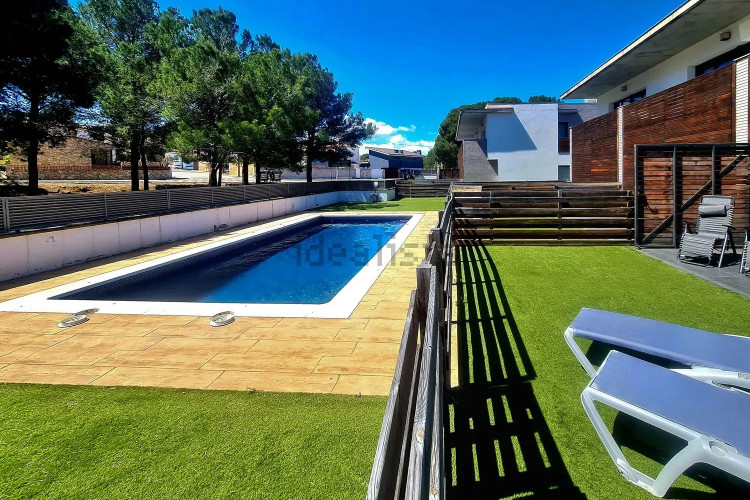 CASA MODERNA CON PISCINA Y GARAJE EN ZONA TRANQUILA