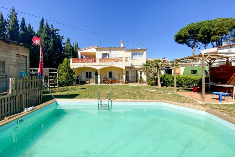 CASA A 200 METROS DE LA PLAYA CON GRAN JARDÍN Y PISCINA