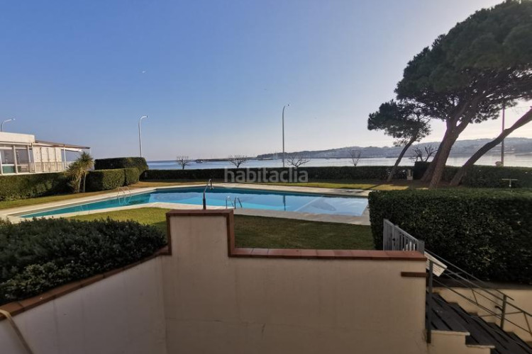 Piso en passeig mar 17 apartamento primera linia de mar con amplias terrazas y piscina comunitaria en el pueblo de l'escala en Escala (L´)