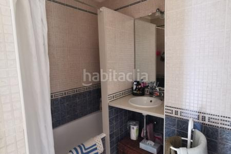 Piso en passeig mar 17 apartamento primera linia de mar con amplias terrazas y piscina comunitaria en el pueblo de l'escala en Escala (L´)