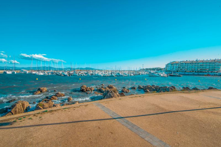 Casa en carrer ramon marquet 5 de lujo frente al mar en Escala (L´)