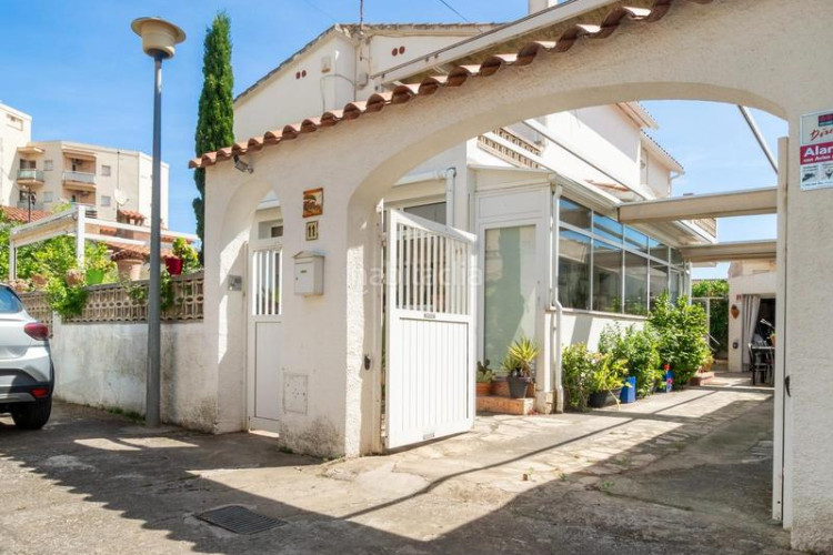 Casa  individual en excelente estado a 120m de la playa de Riells en Escala (L´)