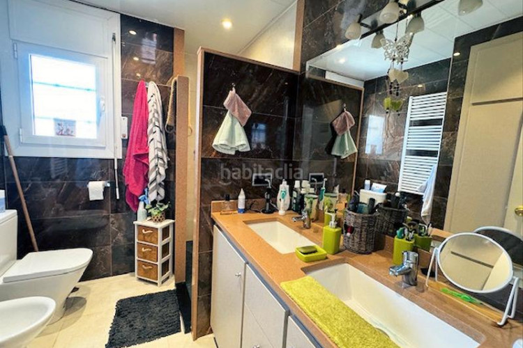 Casa  de 202m² con 5 dormitorios, 2 baños, 200m de la playa. en Escala (L´)