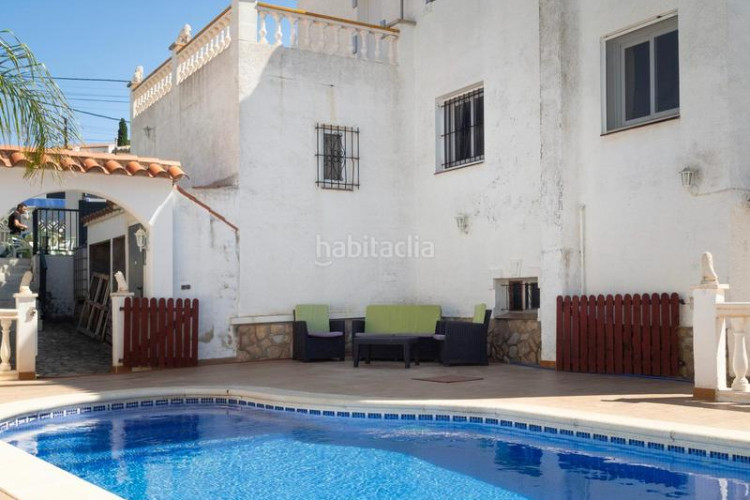 Casa  espaciosa con vistas al mar y piscina privada zona puig sec en Escala (L´)