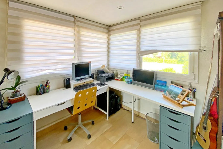 CASA A 200 METROS DE LA PLAYA CON GRAN JARDÍN Y PISCINA