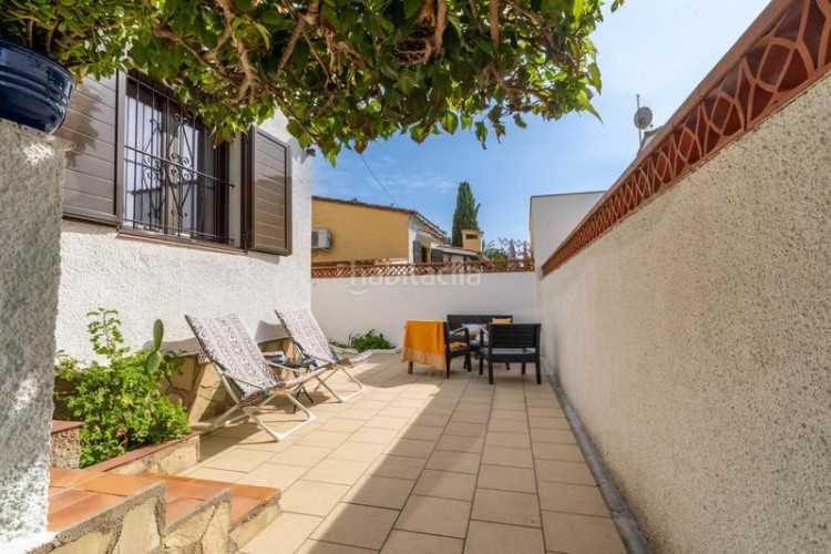 Casa  reformada situada cerca de los comercios en Escala (L´)
