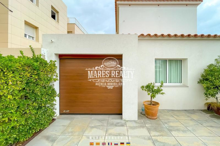 Casa lujosa casa reformada en primera línea de mar en la costa brava en Escala (L´)