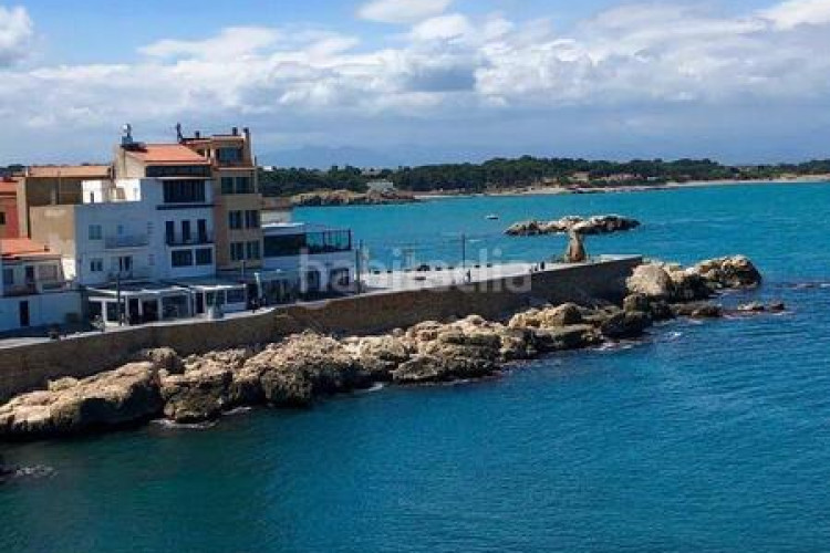 Piso dúplex exclusivo con espectaculares vistas al mar y solárium privado en Escala (L´)