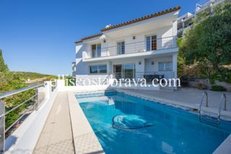 Casa fantástica propiedad con piscina privada y vistas al mar. en Escala (L´)