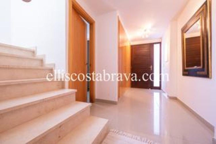 Casa fantástica propiedad con piscina privada y vistas al mar. en Escala (L´)