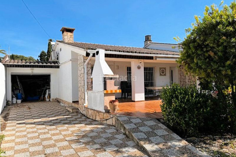 Casa villa de 180m²,con 3 dormitorios, garaje y piscina privada en Escala (L´)